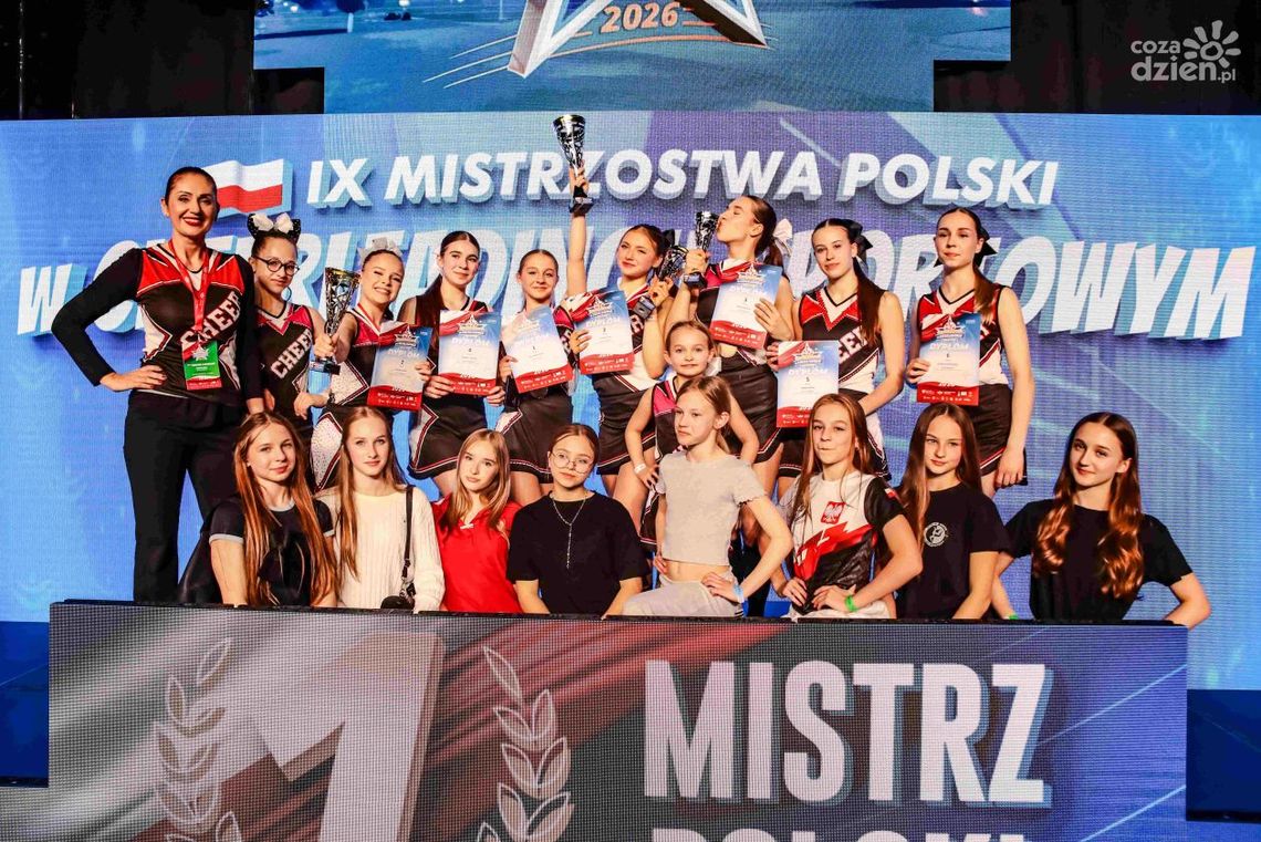 Cheerleaderki UKS Black & White Ostrowiec Świętokrzyski z medalami Mistrzostw Polski