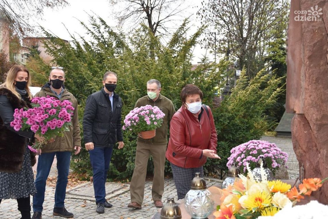Chryzantemy w miejscach pamięci. Złożyli je tam radni powiatowi Chryzantemy w miejscach pamięci. Złożyli je tam radni powiatowi