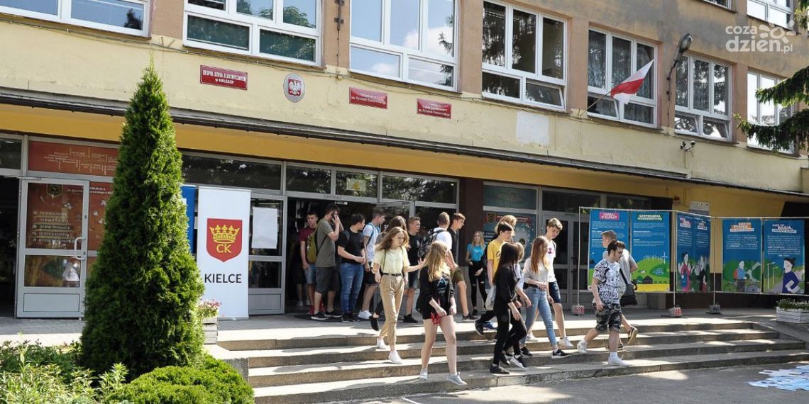 Cieknące dachy w kieleckich szkołach Cieknące dachy w kieleckich szkołach