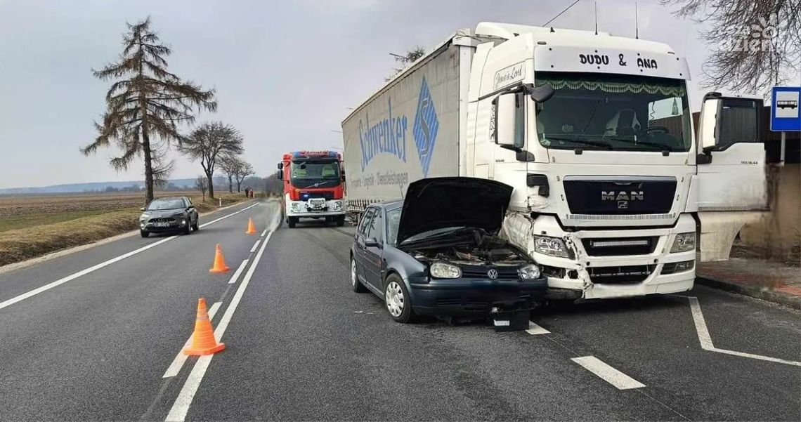 Ciężarówka uderzyła w volkswagena Ciężarówka uderzyła w volkswagena