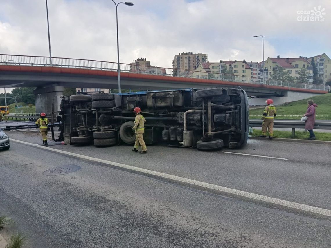 Ciężarówka zahaczyła dźwigiem o wiadukt Ciężarówka zahaczyła dźwigiem o wiadukt