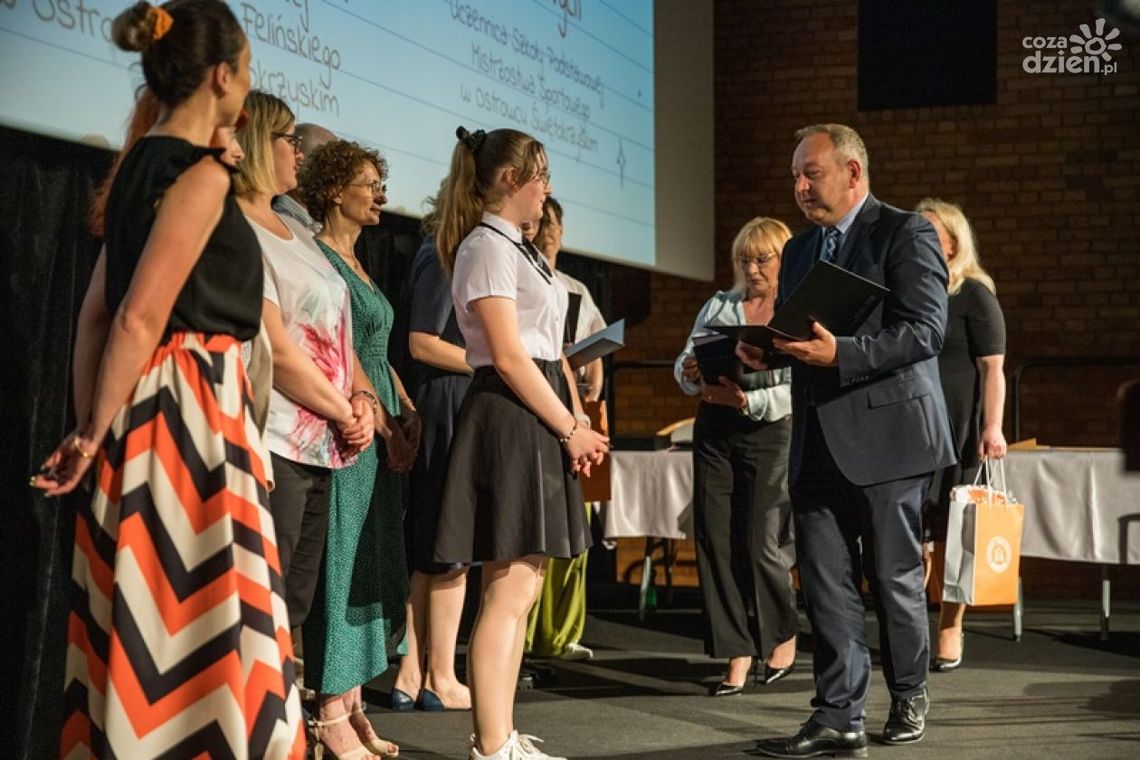 Ciężka praca nagrodzona! Najlepsi ostrowieccy uczniowie wyróżnieni Ciężka praca nagrodzona! Najlepsi ostrowieccy uczniowie wyróżnieni