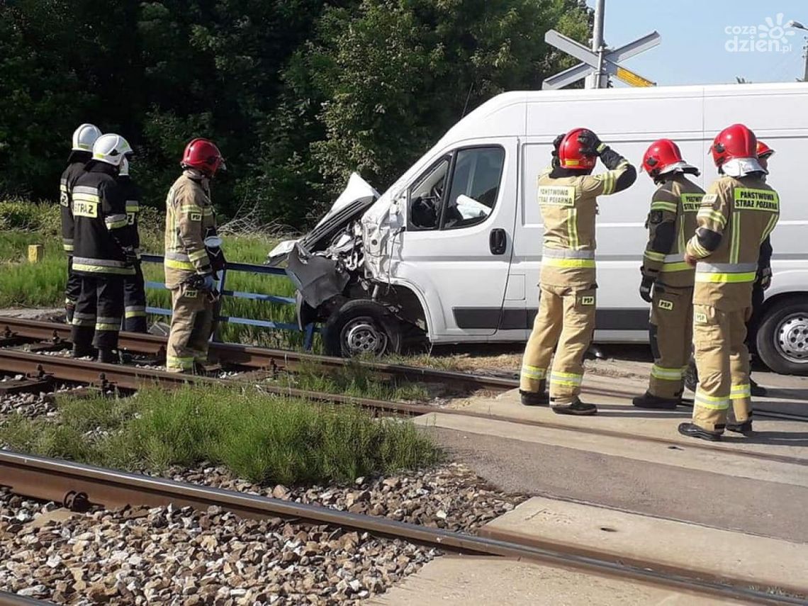 Ćmielów: Bus zderzył się z lokomotywą Ćmielów: Bus zderzył się z lokomotywą