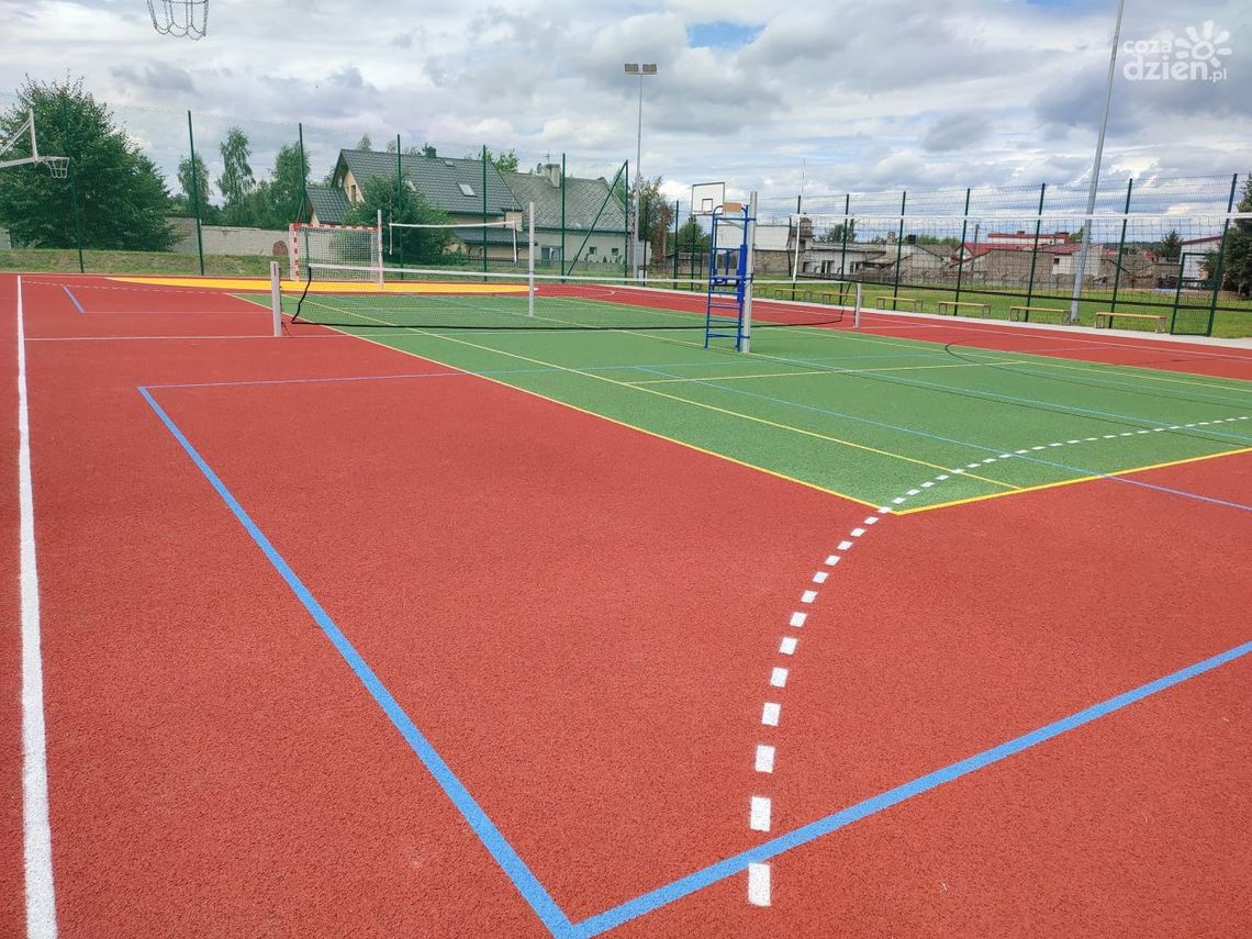 Ćmielowska podstawówka z nowym boiskiem wielofunkcyjnym Ćmielowska podstawówka z nowym boiskiem wielofunkcyjnym