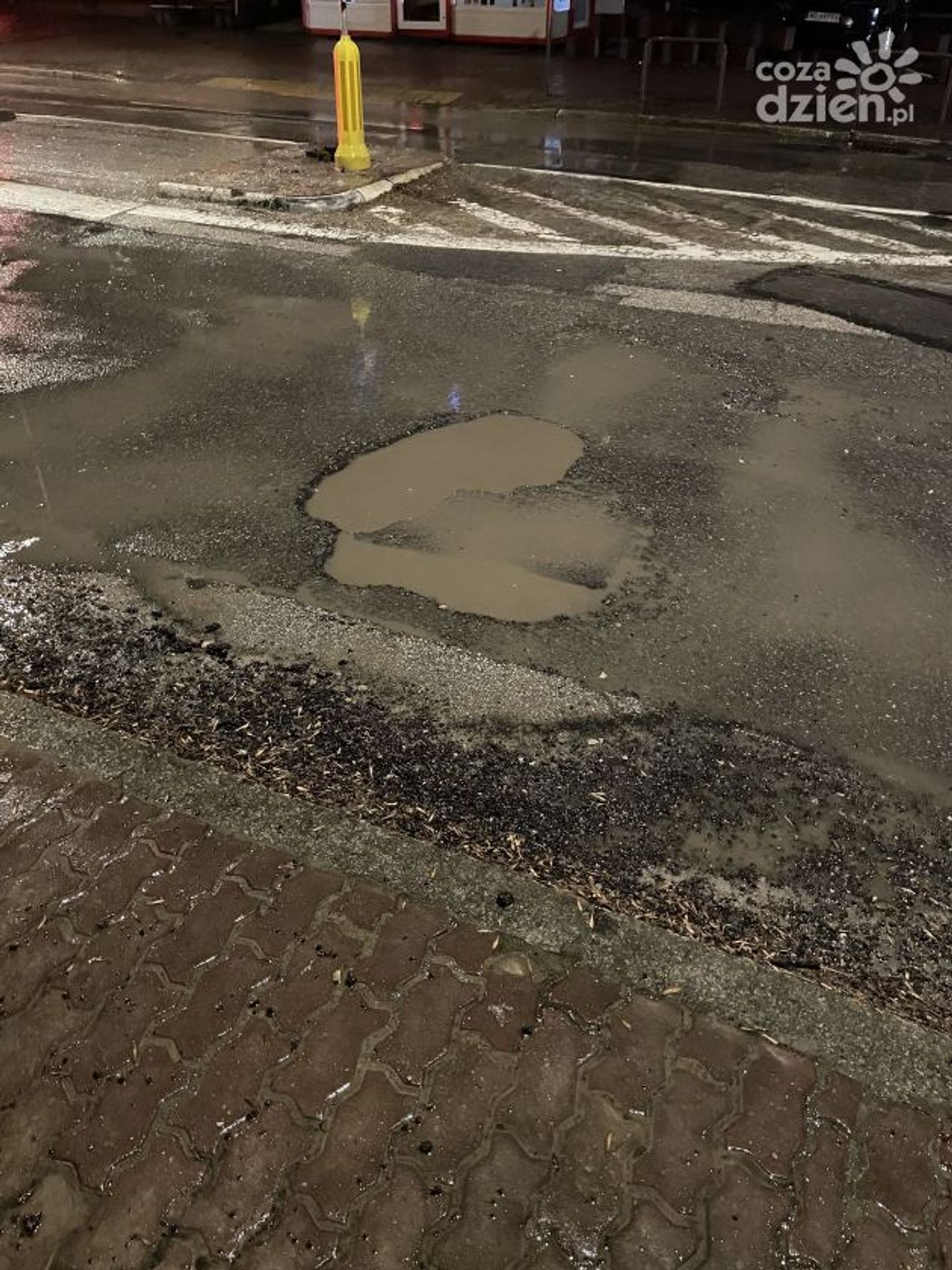 Co robić, gdy dziura w drodze uszkodzi samochód?