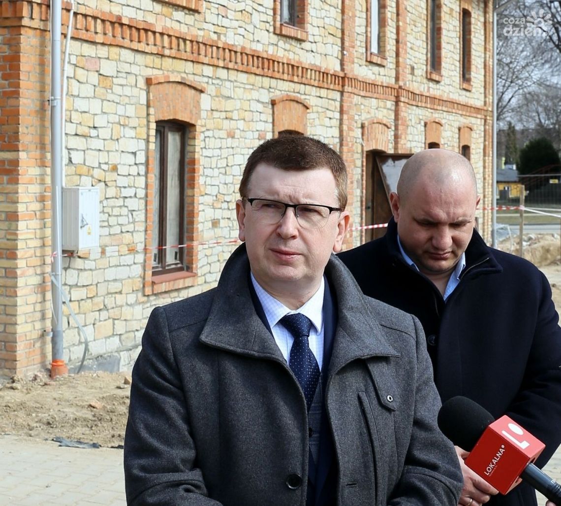 Coraz bliżej zakończenia prac modernizacyjnych budynku socjalnego
Coraz bliżej zakończenia prac modernizacyjnych budynku socjalnego