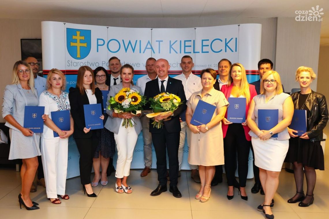 Coraz więcej nauczycieli w powiatowych szkołach zdobywa awanse zawodowe Coraz więcej nauczycieli w powiatowych szkołach zdobywa awanse zawodowe