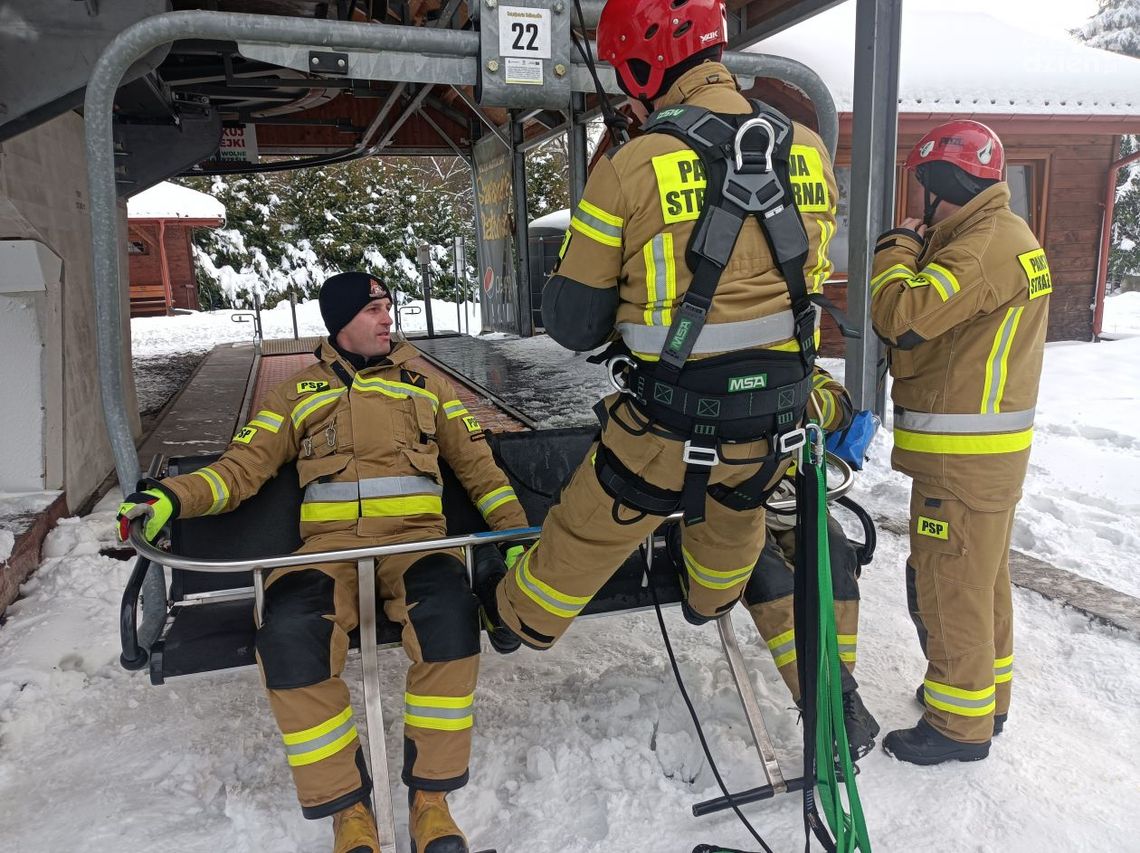 Ćwiczenia strażackie na stoku narciarskim w Bałtowie Ćwiczenia strażackie na stoku narciarskim w Bałtowie