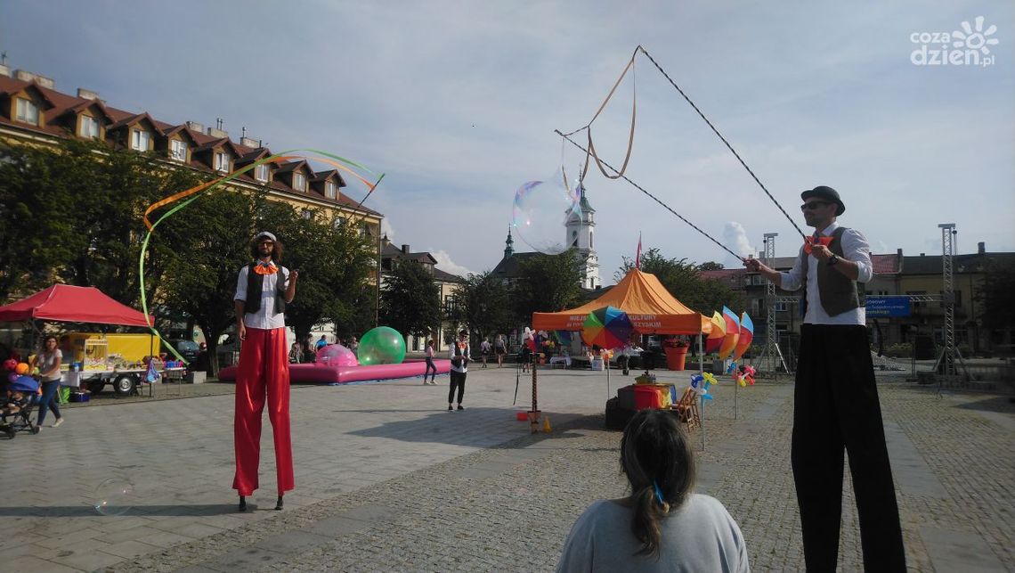 Cyganie i cyrkowcy w Rynku w Ostrowcu Cyganie i cyrkowcy w Rynku w Ostrowcu