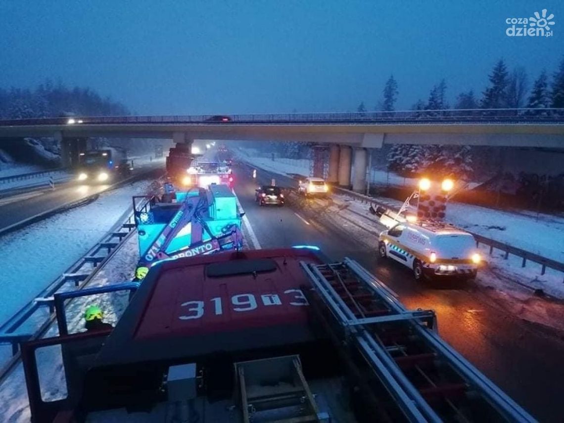 Cysterna wjechała w wiadukt Cysterna wjechała w wiadukt