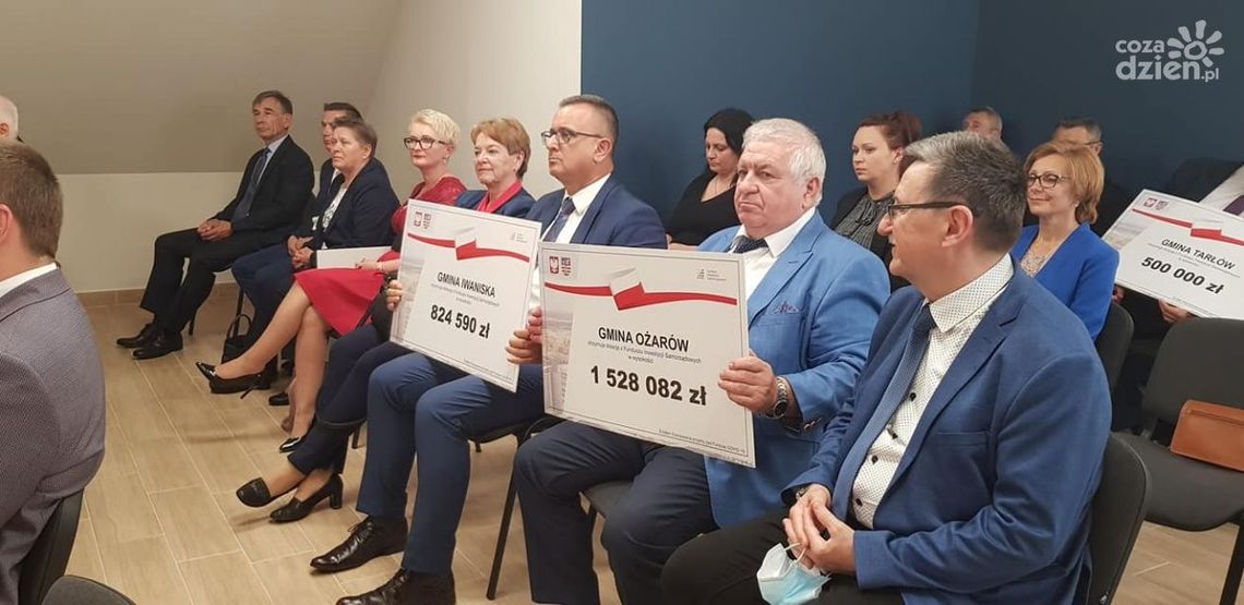 Czeki dla wójtów i burmistrzów