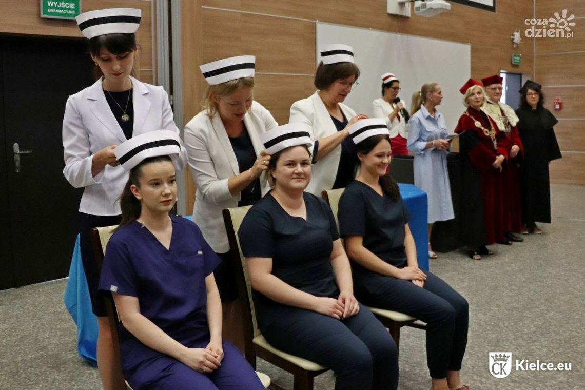 Czepkowanie nowych pielęgniarek i położnych Czepkowanie nowych pielęgniarek i położnych