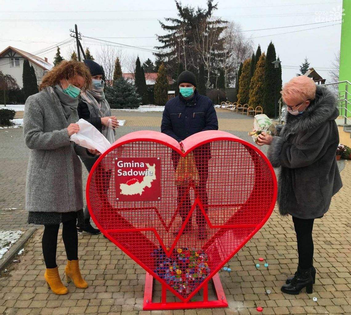 Czerwone serce "bije" przy Urzędzie Gminy Sadowie Czerwone serce "bije" przy Urzędzie Gminy Sadowie