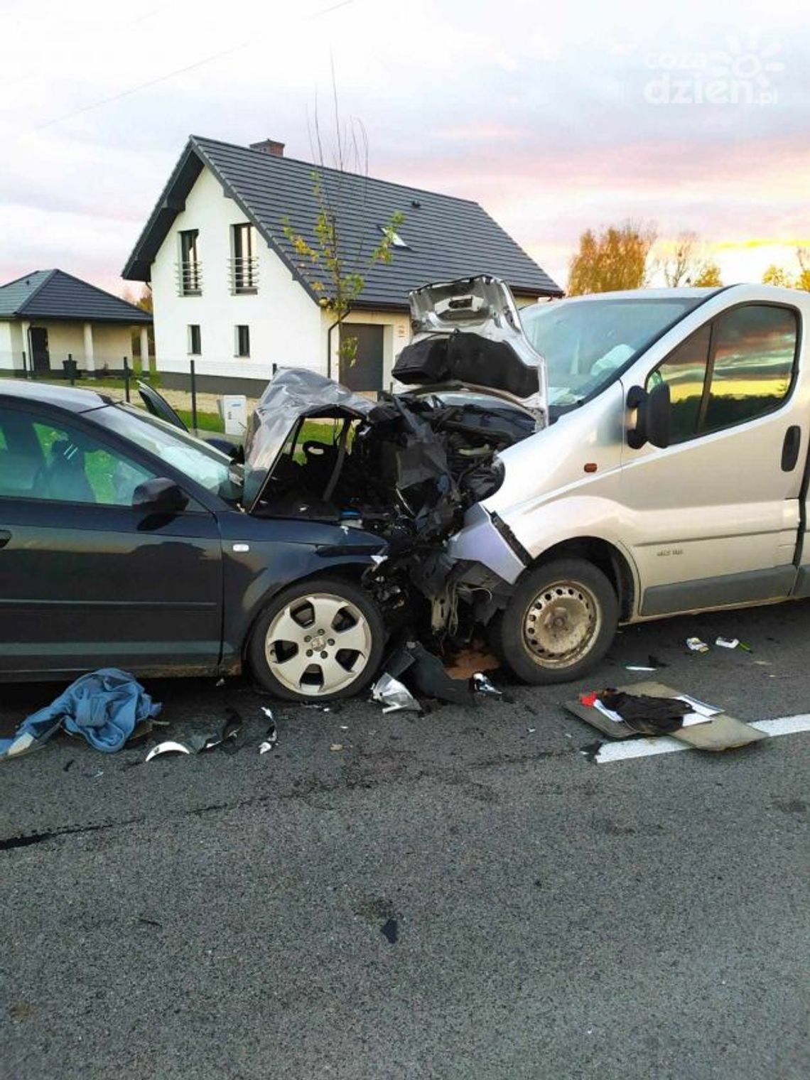 Czołowe zderzenie dwóch aut Czołowe zderzenie dwóch aut