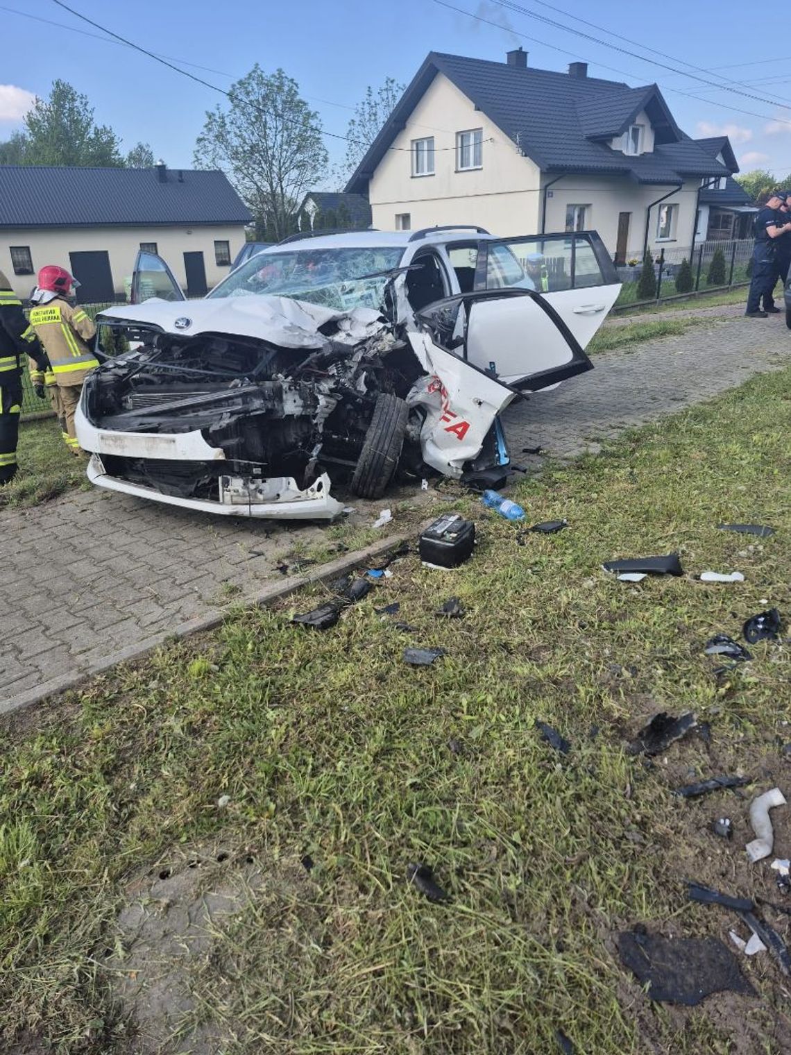 Czołowe zderzenie dwóch skód w Piotrowcu. Jedna osoba trafiła do szpitala Czołowe zderzenie dwóch skód w Piotrowcu. Jedna osoba trafiła do szpitala