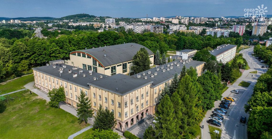 Cztery szkoły w Kielcach zyskają termomodernizację Cztery szkoły w Kielcach zyskają termomodernizację