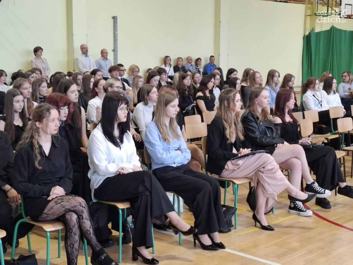 Czwartoklasiści żegnają się ze "Staszicem" Czwartoklasiści żegnają się ze "Staszicem"