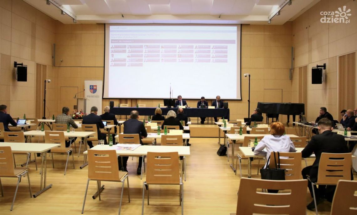 Czy radni PiS złamali prawo podczas głosowania nad odwołaniem marszałka? 