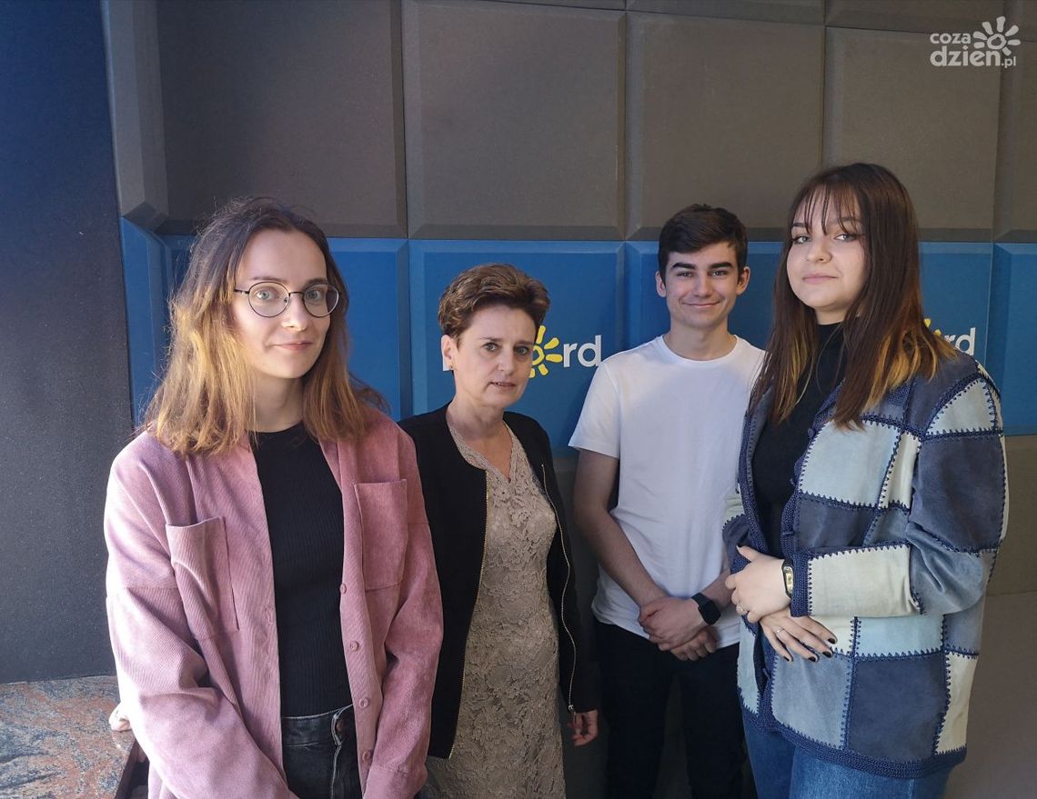 D. Waliszczak, M.Polak, A. Pikus, M. Kwiatkowski: Program Erasmus Plus pozwala uczniom nie tylko na sprawdzanie językowych umiejętności, ale przede wszystkim na poznanie europejskich problemów D. Waliszczak, M.Polak, A. Pikus, M. Kwiatkowski: Program Erasmus Plus pozwala uczniom nie tylko na sprawdzanie językowych umiejętności, ale przede wszystkim na poznanie europejskich problemów