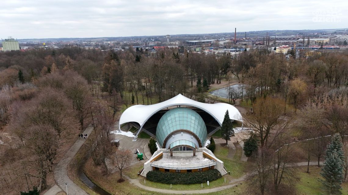 Dach nad amfiteatrem w Parku Miejskim gotowy Dach nad amfiteatrem w Parku Miejskim gotowy