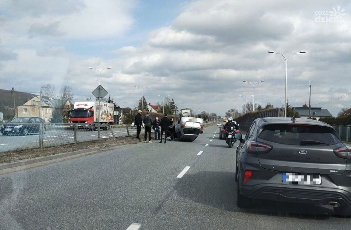 Dachowanie auta na ul. Krakowskiej w Kielcach. Potężne korki Dachowanie auta na ul. Krakowskiej w Kielcach. Potężne korki