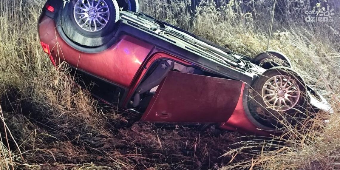 Dachowanie auta w gminie Połaniec – kierowca bez obrażeń