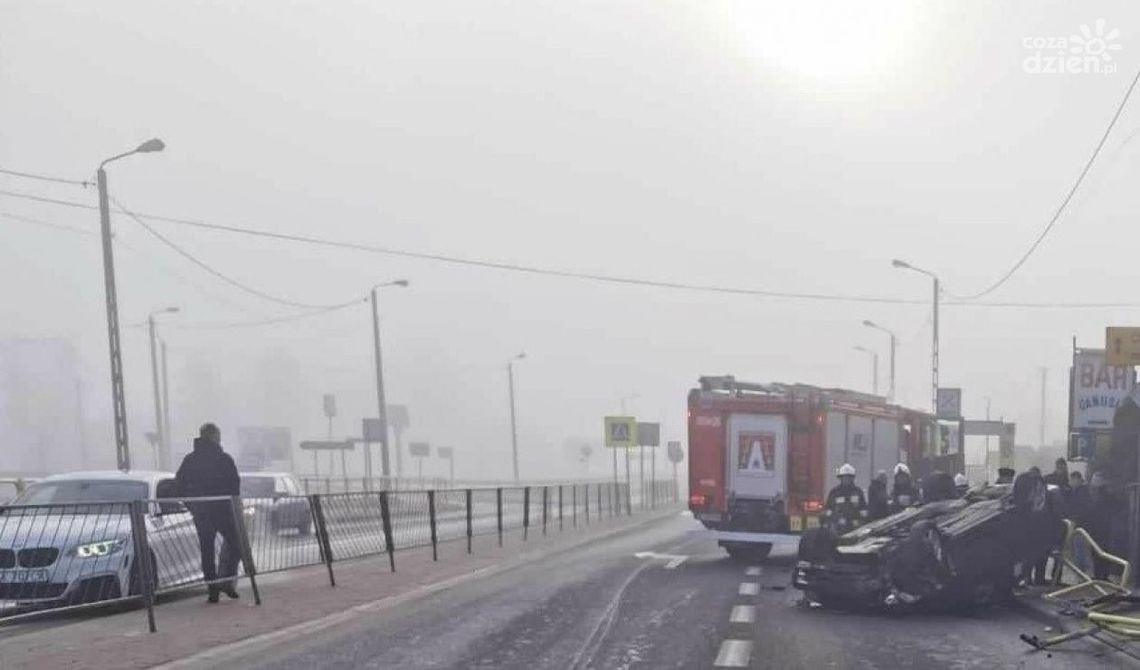 Dachowanie BMW w Górnie. Auto uderzyło w płot Dachowanie BMW w Górnie. Auto uderzyło w płot