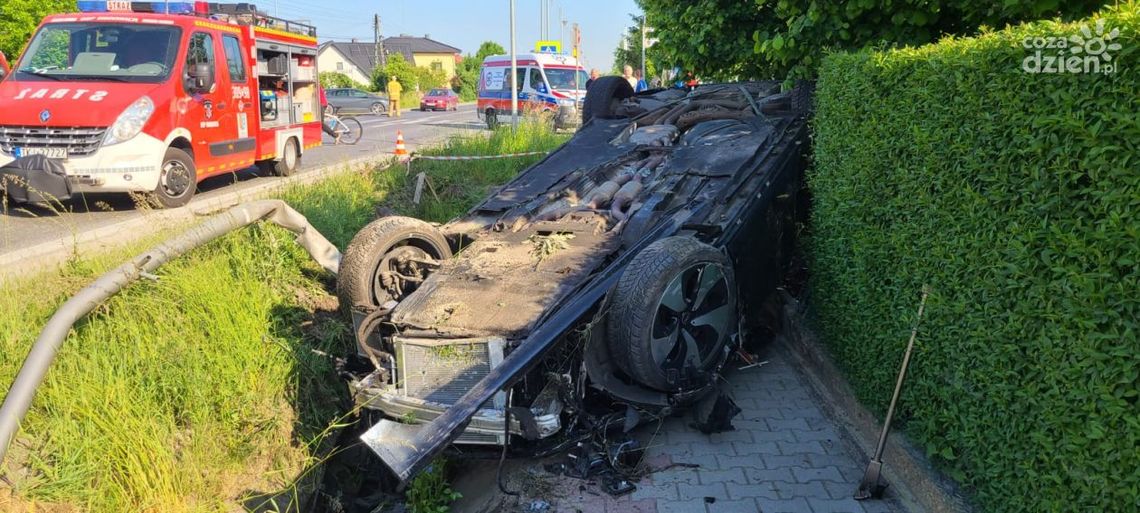 Dachowanie osobówki w Woli Morawickiej Dachowanie osobówki w Woli Morawickiej