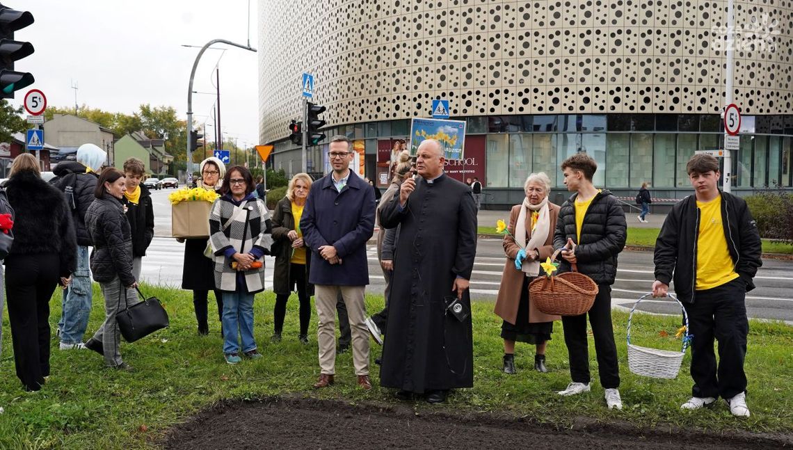 Dają przykład jak być dobrym człowiekiem. Po raz 16. zasadzili „Pola Nadziei” Dają przykład jak być dobrym człowiekiem. Po raz 16. zasadzili „Pola Nadziei”