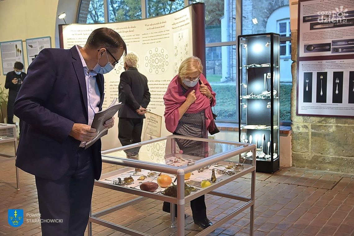 Dawne sztućce i zastawy stołowe na wystawie