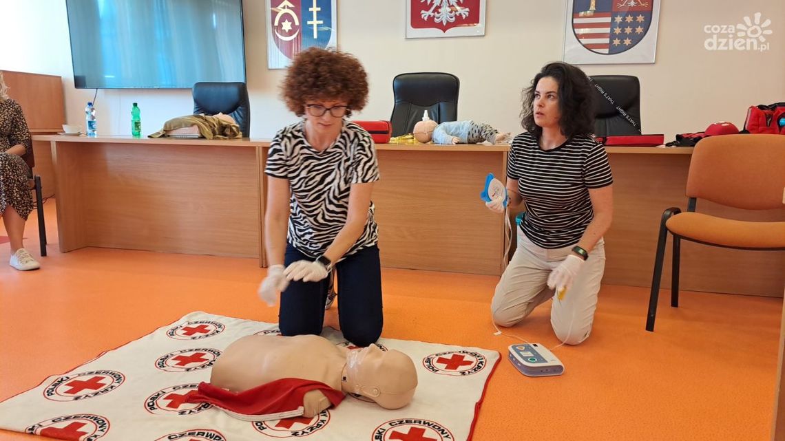 Defibrylator już służy pomocą w ostrowieckim starostwie Defibrylator już służy pomocą w ostrowieckim starostwie