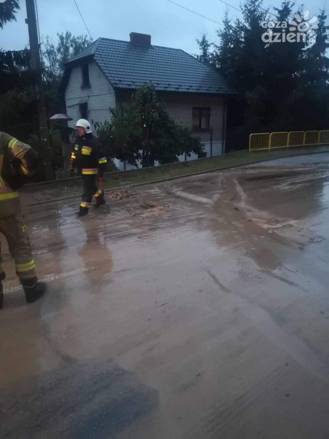 Deszcze zalewały drogi i posesje Deszcze zalewały drogi i posesje