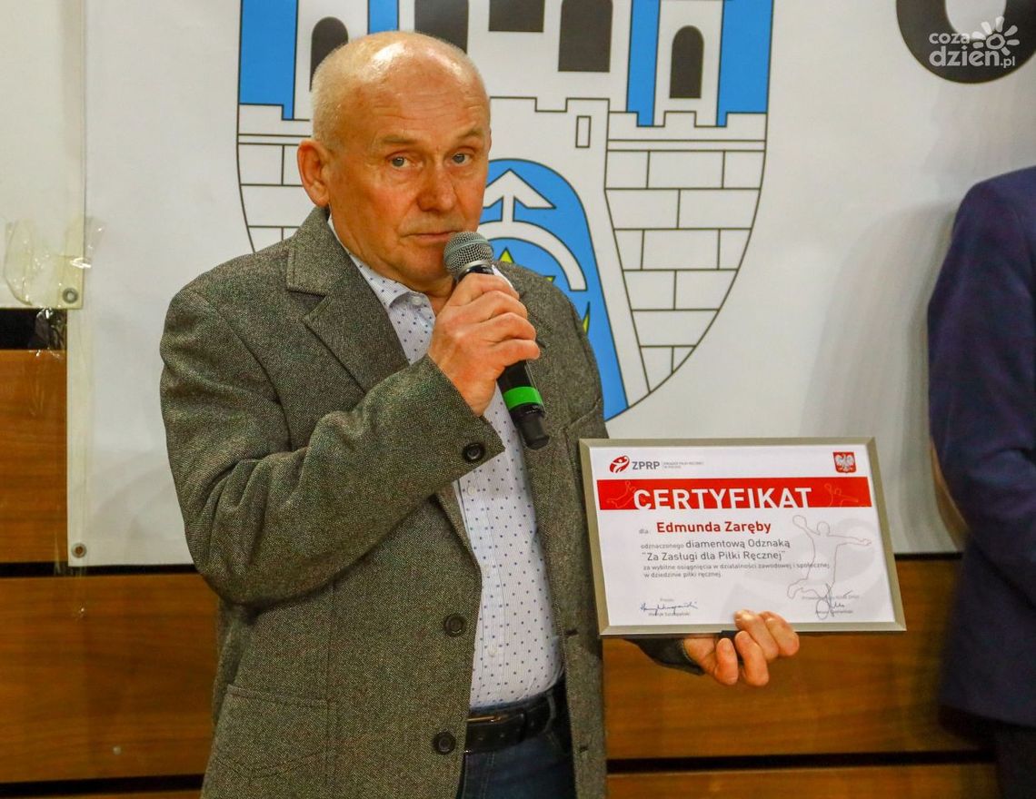Diamentowa Odznaka „Za Zasługi dla Piłki Ręcznej" dla Edmunda Zaręby
Diamentowa Odznaka „Za Zasługi dla Piłki Ręcznej" dla Edmunda Zaręby