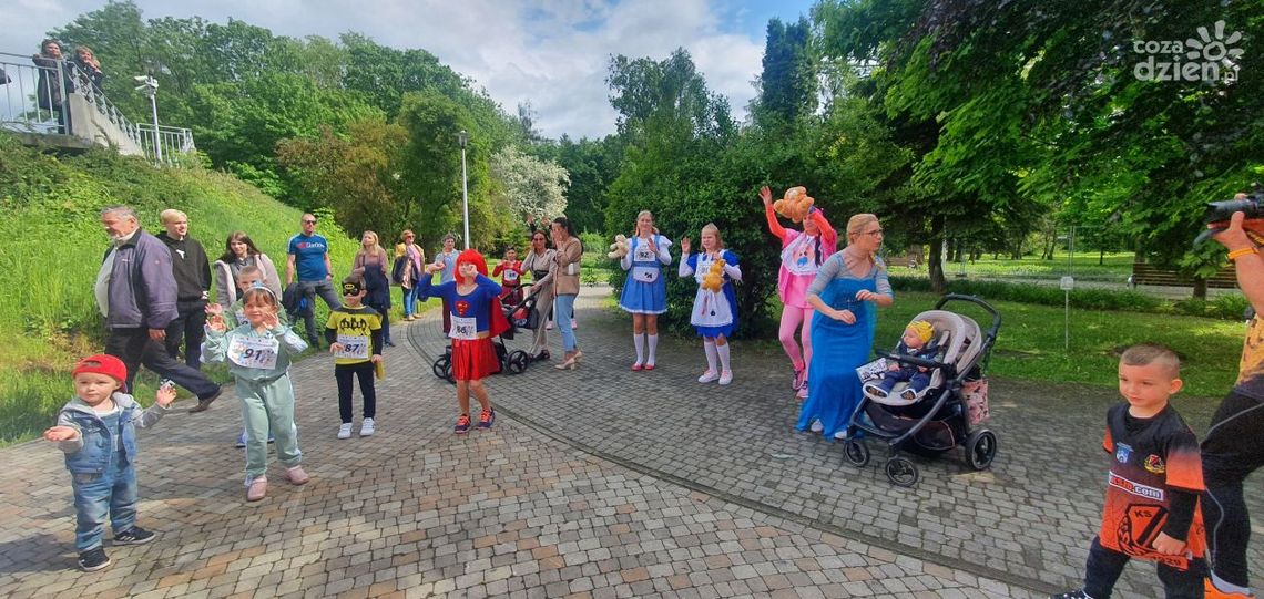 Dobra zabawa i pomoc w tle - czyli "Kajkowy Dzień Dziecka" Dobra zabawa i pomoc w tle - czyli "Kajkowy Dzień Dziecka"
