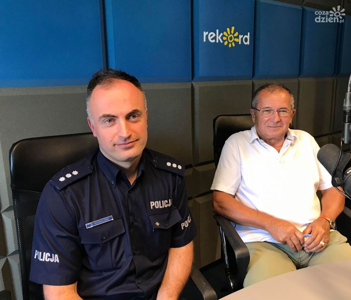 Dominik Kowalski i Jerzy Brożyna: Gdy prowadzimy pojazd lub przechodzimy przez jezdnię to odłóżmy telefon Dominik Kowalski i Jerzy Brożyna: Gdy prowadzimy pojazd lub przechodzimy przez jezdnię to odłóżmy telefon