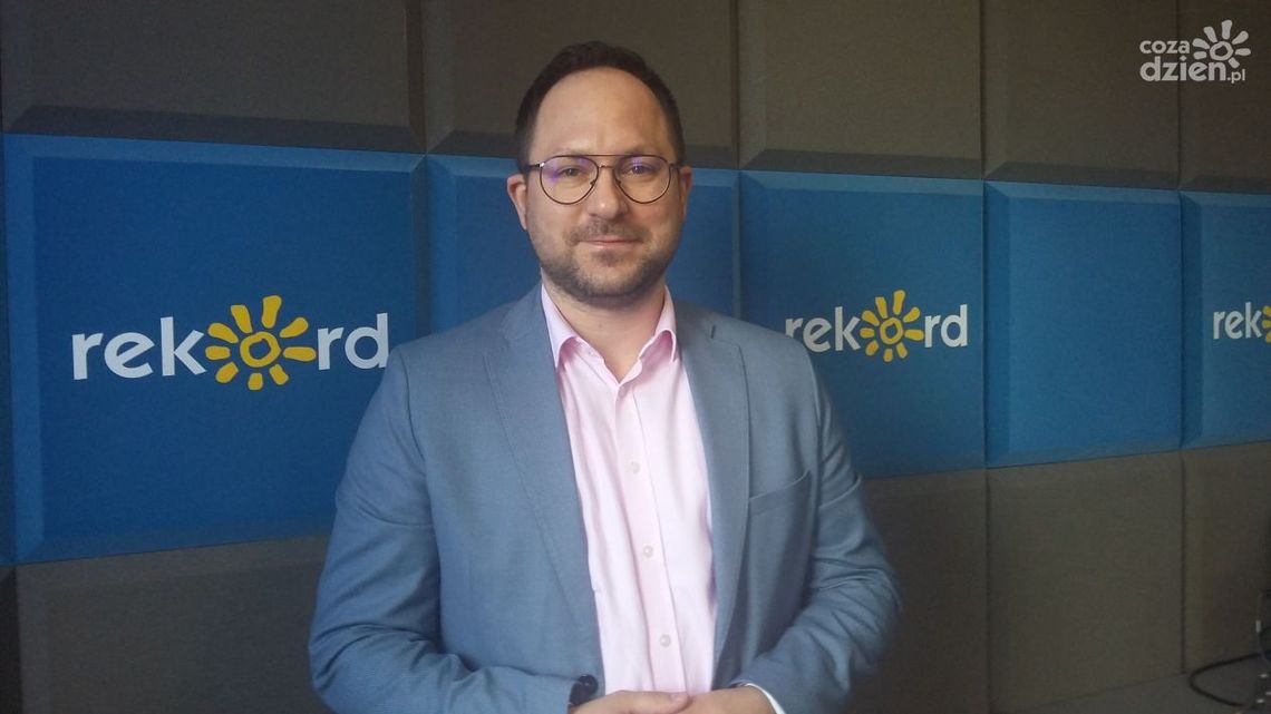 Dominik Smoliński: Bez względu na to, kto ostatecznie będzie odbierał odpady komunalne, nowa stawka wejdzie w życie od przyszłego roku Dominik Smoliński: Bez względu na to, kto ostatecznie będzie odbierał odpady komunalne, nowa stawka wejdzie w życie od przyszłego roku