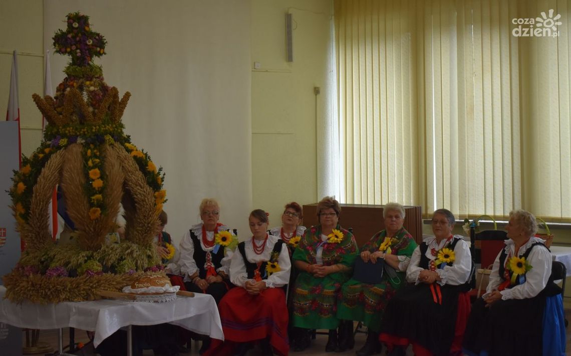 Dożynkowy wieniec przekazany Dożynkowy wieniec przekazany