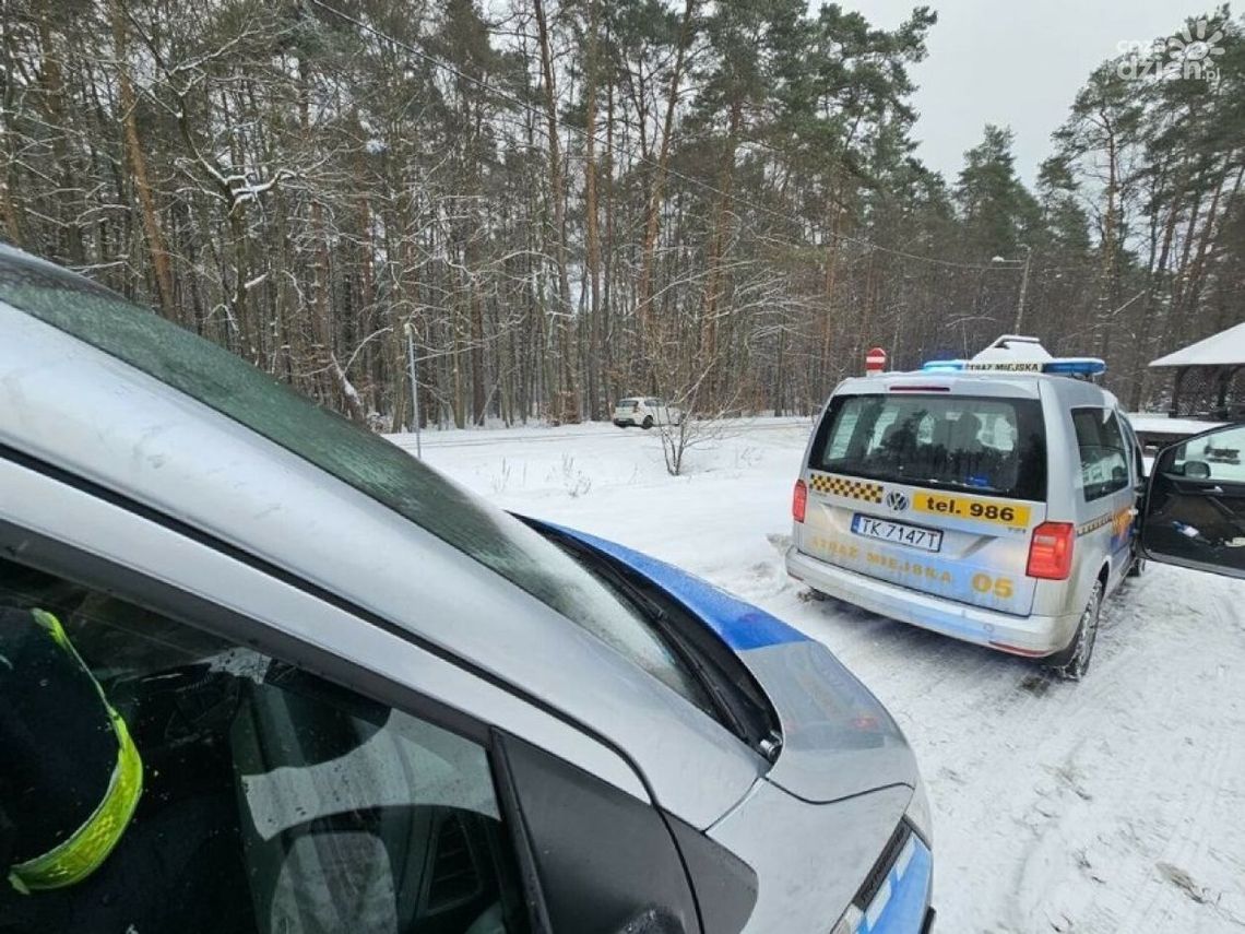Driftowanie nastolatka zakończyło się na drzewie Driftowanie nastolatka zakończyło się na drzewie