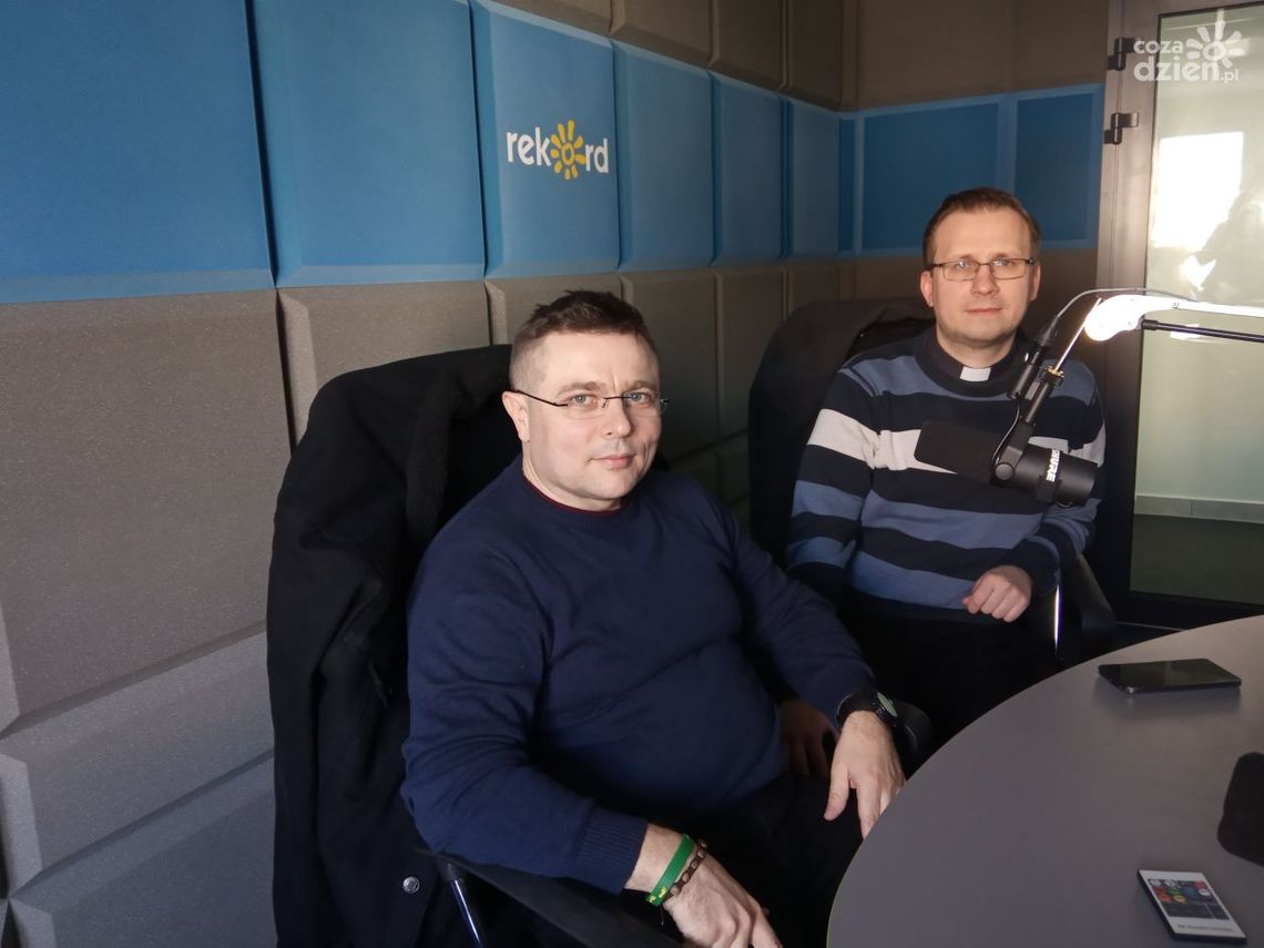 Droga Krzyżowa z pomocą w tle Droga Krzyżowa z pomocą w tle