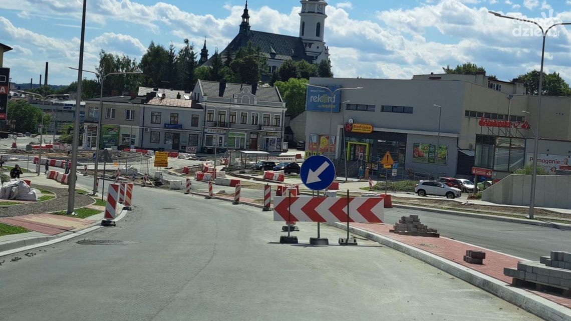 Drogowcy kładą asfalt na ostrowieckim odcinku DW 754. Będą czasowe zamknięcia fragmentów ulic Drogowcy kładą asfalt na ostrowieckim odcinku DW 754. Będą czasowe zamknięcia fragmentów ulic