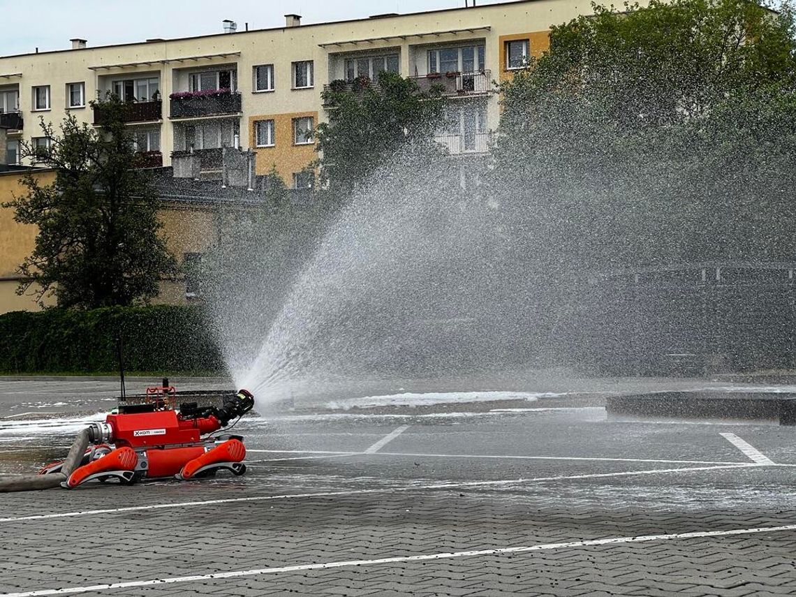 Drony gaśnicze i roboty kroczące zaprezentowane strażakom w Kielcach