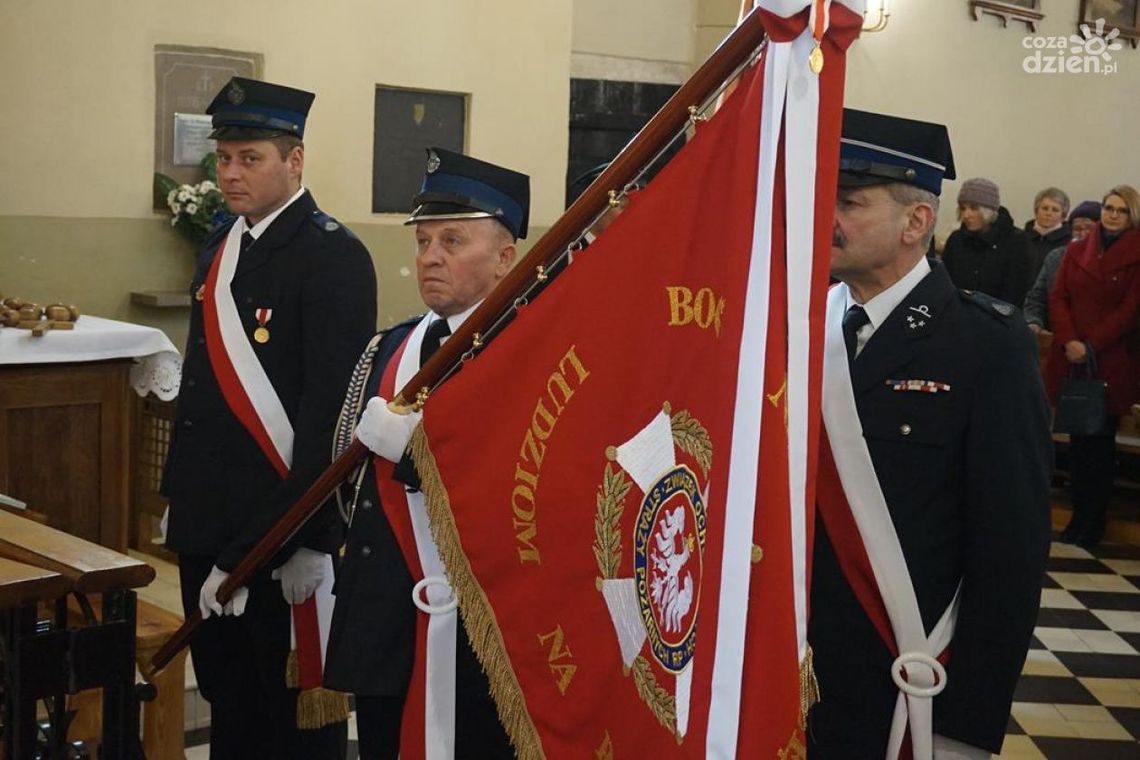 Druhowie z Rosoch z nowym sztandarem Druhowie z Rosoch z nowym sztandarem