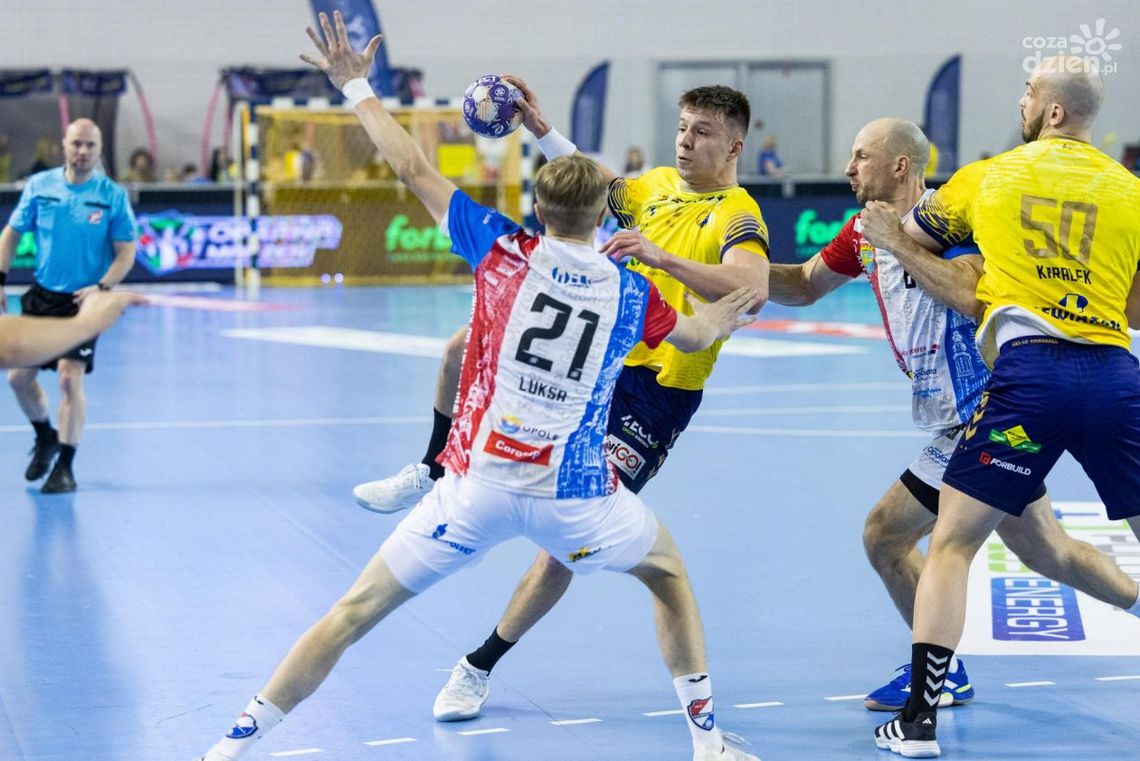 Dwie czerwone kartki w Opolu. Industria z trudnościami pokonuj Gwardię Dwie czerwone kartki w Opolu. Industria z trudnościami pokonuj Gwardię