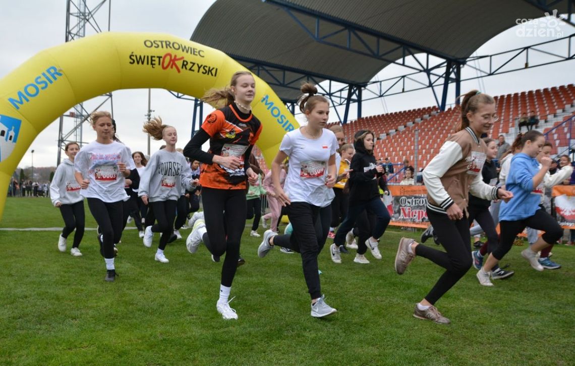 Dzieci i młodzież uczciły Święto Niepodległość na biegowo
