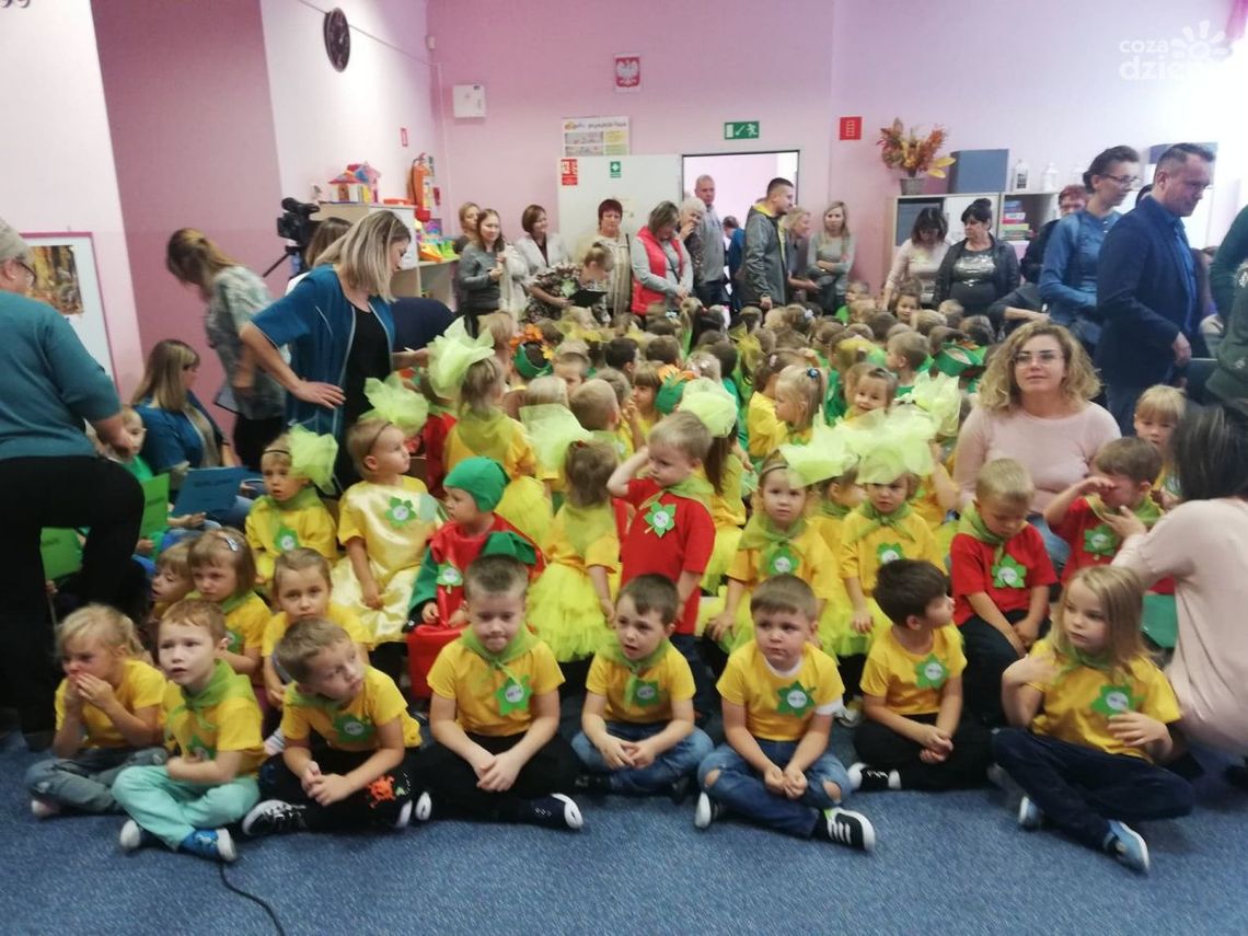 Dzieci symbolicznie zasadziły drzewo