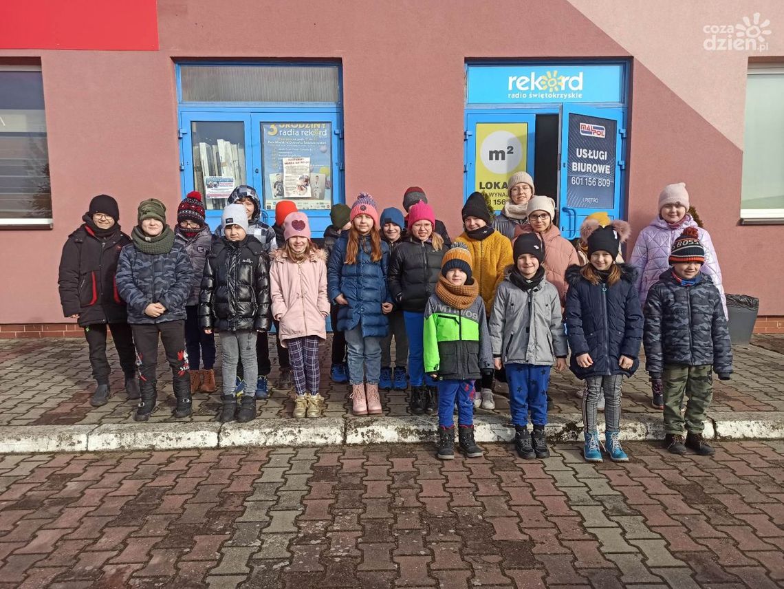 Dzieci z Sienna przed mikrofonem Radia Rekord Dzieci z Sienna przed mikrofonem Radia Rekord