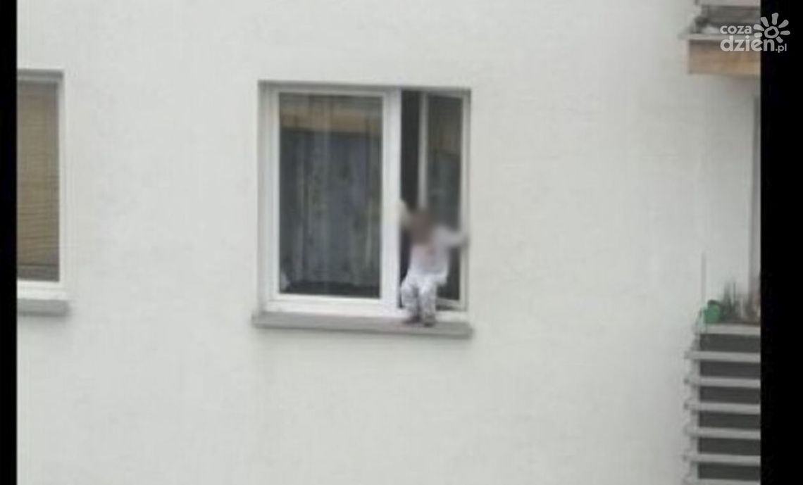 Dziecko na zewnętrznym parapecie w bloku Dziecko na zewnętrznym parapecie w bloku