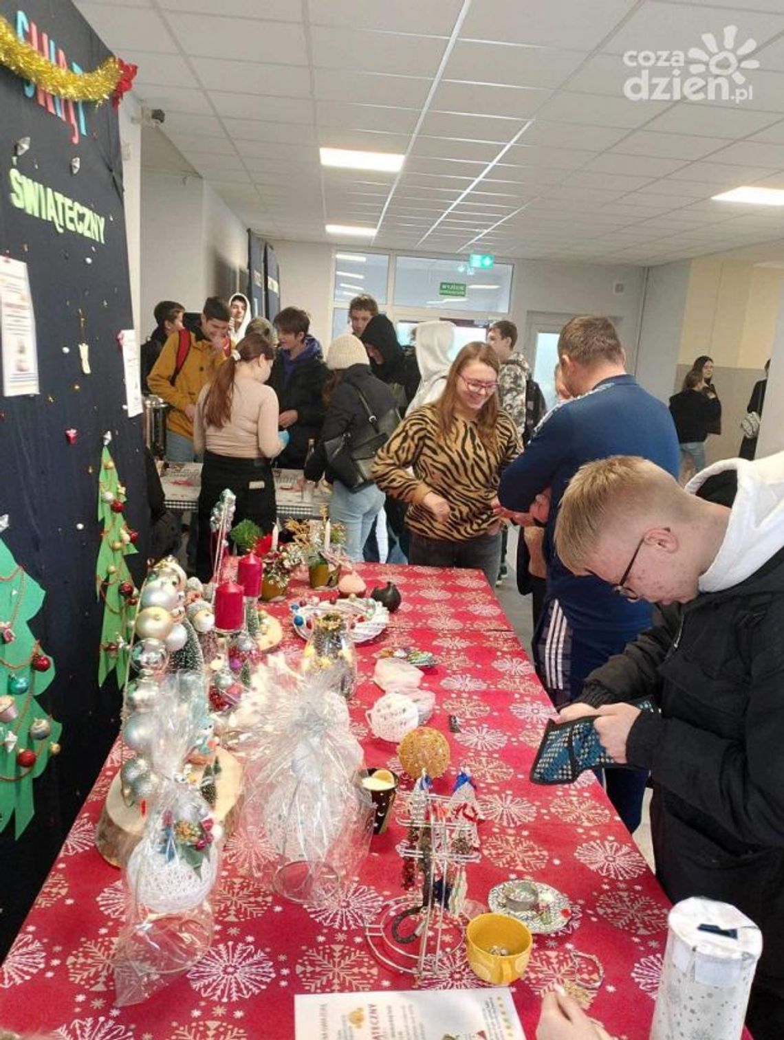 Dzięki kiermaszowi w Ożarowie spełnili marzenia chorej 3-letniej Ewelinki Dzięki kiermaszowi w Ożarowie spełnili marzenia chorej 3-letniej Ewelinki