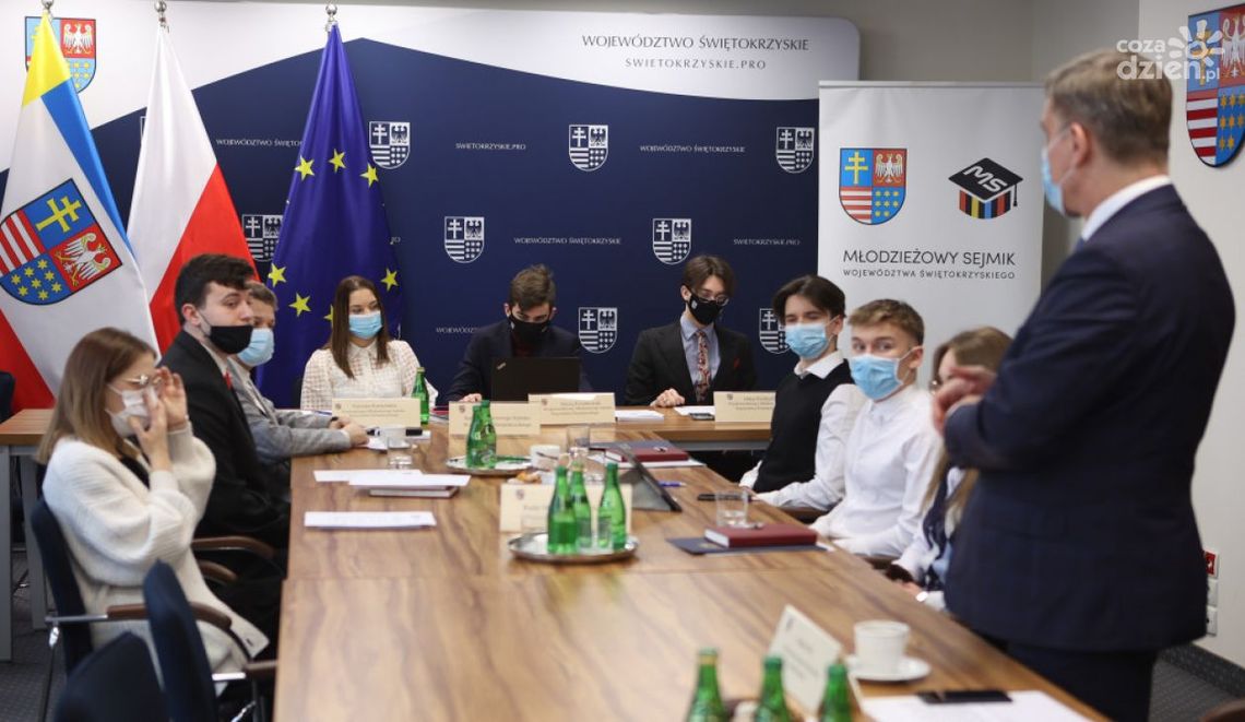 Dziewczęca reprezentacja Ostrowca w Młodzieżowym Sejmiku Województwa Świętokrzyskiego Dziewczęca reprezentacja Ostrowca w Młodzieżowym Sejmiku Województwa Świętokrzyskiego