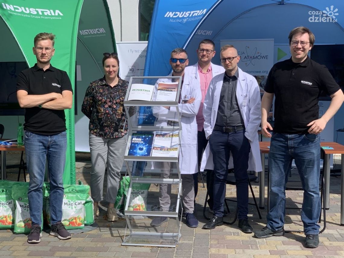 Elektrownia jądrowa w gminie Chmielnik i stoisko informacyjne Elektrownia jądrowa w gminie Chmielnik i stoisko informacyjne